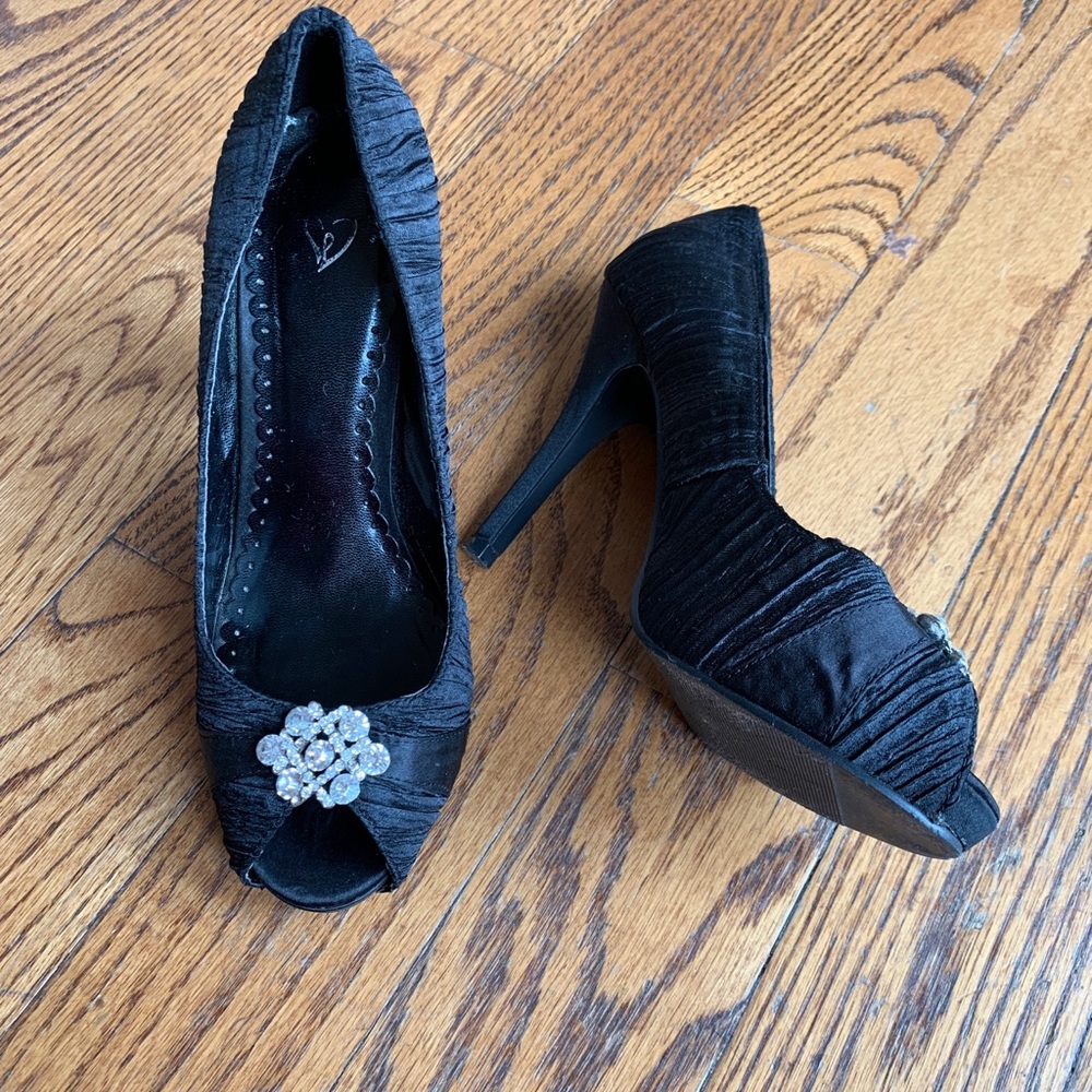 Windsor Pep Toe crystal Pumps